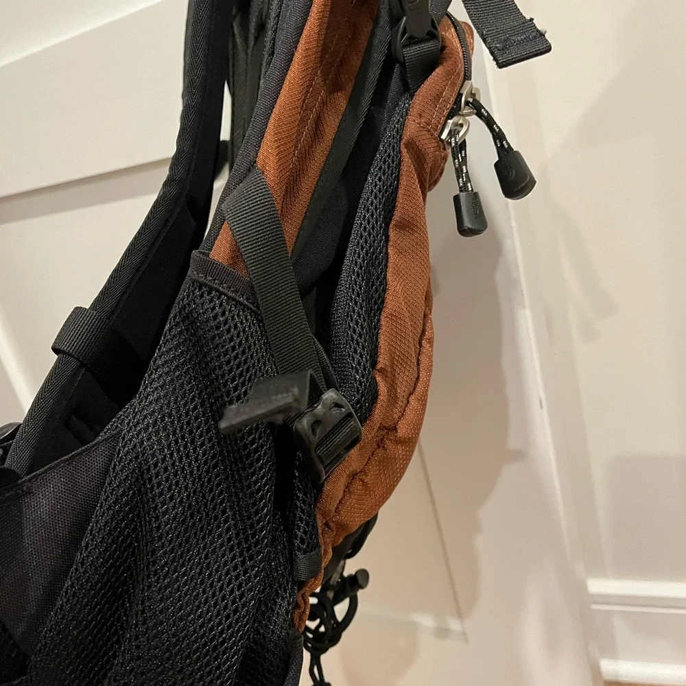 The North Face Recon 30 Black and Brown Backpack - Picture 3 of 3